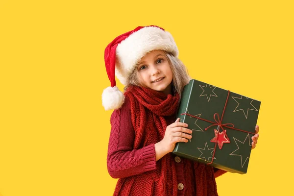 Petite Fille Chapeau Père Noël Avec Cadeau Noël Sur Fond — Photo