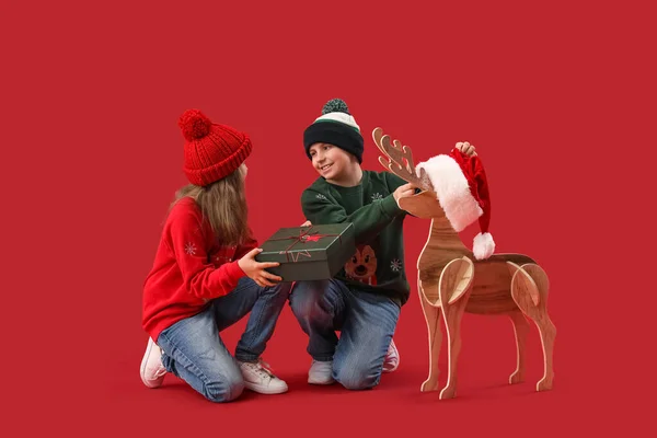 Petits Enfants Avec Cadeau Noël Rennes Bois Sur Fond Rouge — Photo