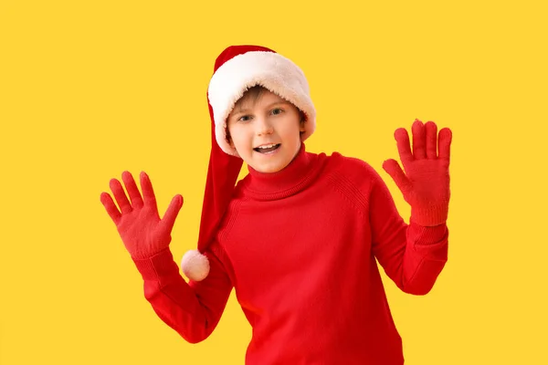 Petit Garçon Dans Chapeau Père Noël Sur Fond Jaune — Photo