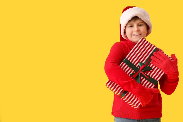 Petit Garçon Dans Chapeau Père Noël Avec Cadeau Noël Sur — Photo