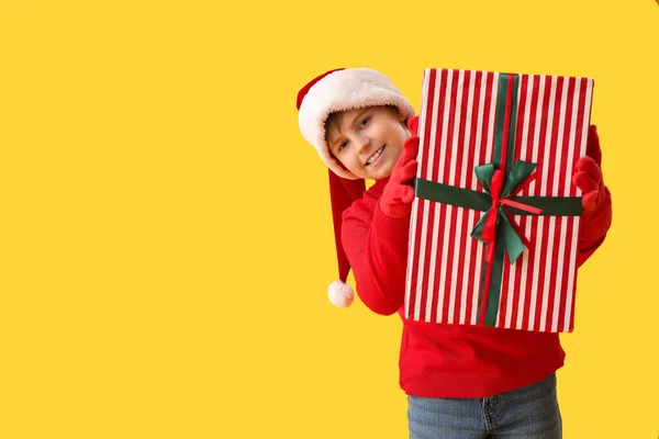 Маленький Хлопчик Різдвяним Подарунком Жовтому Тлі — стокове фото