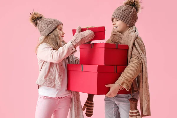 Μικρά Παιδιά Χριστουγεννιάτικα Δώρα Ροζ Φόντο — Φωτογραφία Αρχείου