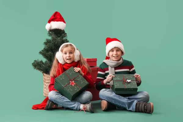 Маленькі Діти Подарунками Ялинкою Сидять Зеленому Тлі — стокове фото