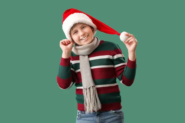 Kleine Jongen Santa Hoed Groene Achtergrond — Stockfoto