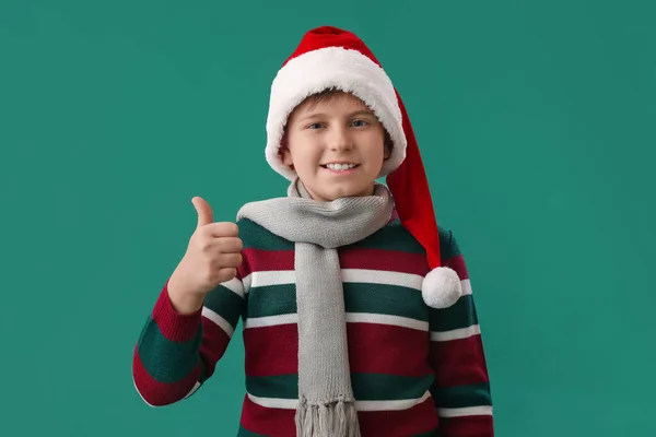 Mały Chłopiec Kapeluszu Mikołaja Pokazuje Kciuk Góry Zielonym Tle — Zdjęcie stockowe