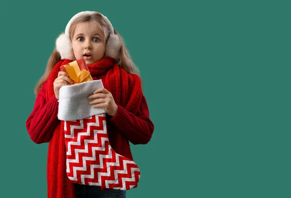 女の子ともにクリスマスソックスとギフト上の緑の背景 — ストック写真