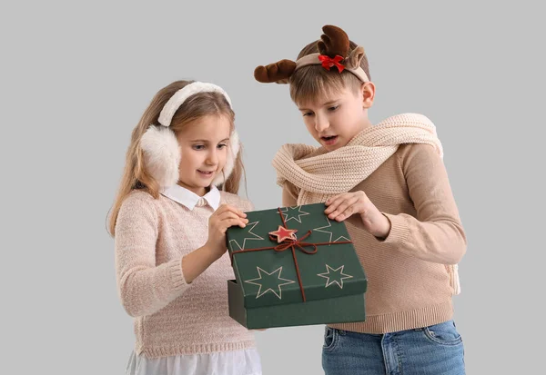 Petits Enfants Ouvrant Cadeau Noël Sur Fond Gris — Photo