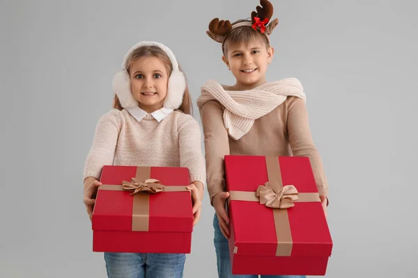 Crianças Com Presentes Natal Fundo Cinza — Fotografia de Stock