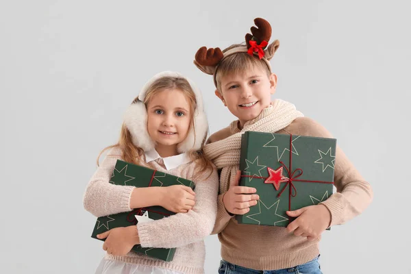 Kleine Kinder Mit Weihnachtsgeschenken Auf Grauem Hintergrund — Stockfoto