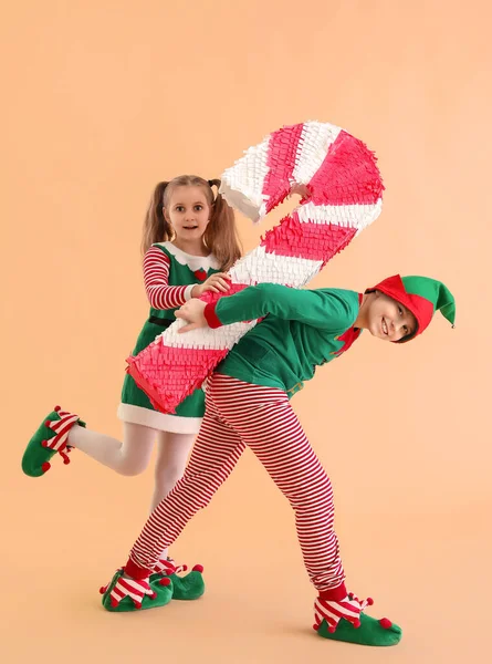 Kleine Kinder Verkleidet Als Elfen Mit Zuckerrohr Pinata Auf Beigem — Stockfoto