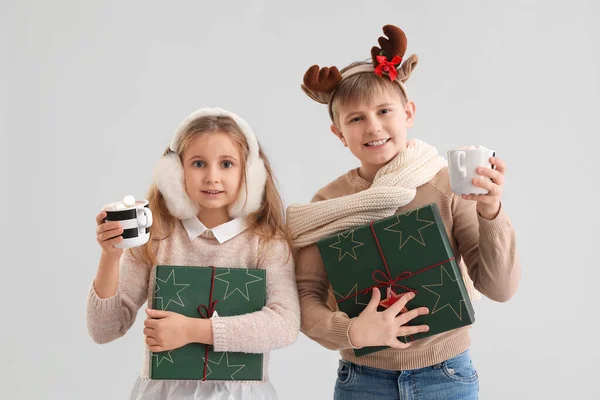 Niños Pequeños Con Tazas Cacao Regalos Navidad Sobre Fondo Gris — Foto de Stock