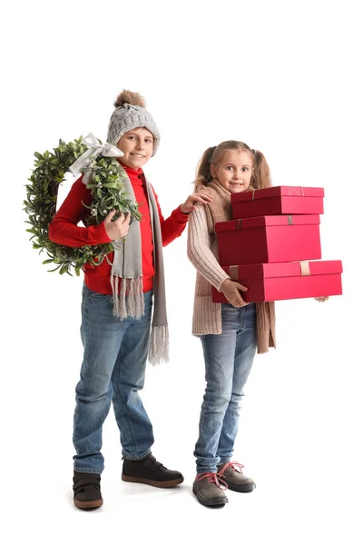Crianças Pequenas Com Grinalda Natal Presentes Fundo Branco — Fotografia de Stock