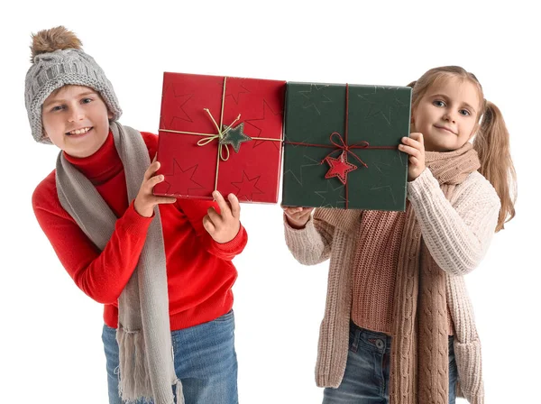 Kleine Kinder Mit Weihnachtsgeschenken Auf Weißem Hintergrund — Stockfoto