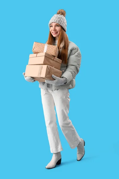 Young Woman Christmas Presents Blue Background — Stock Photo, Image