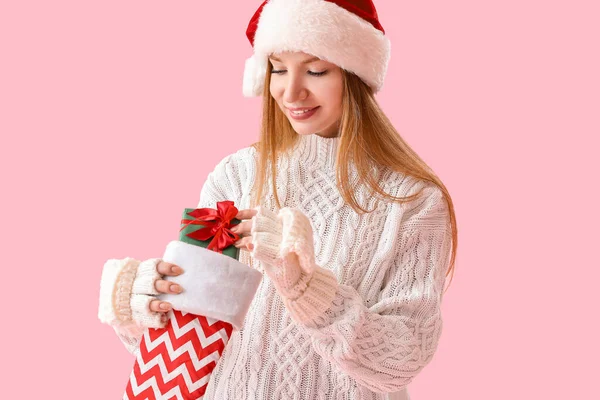 Молода Жінка Різдвяною Шкарпеткою Подарунок Рожевому Фоні — стокове фото