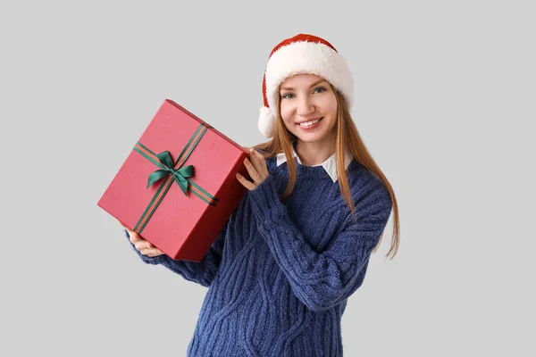 Jonge Vrouw Santa Hoed Met Kerstcadeau Grijze Achtergrond — Stockfoto