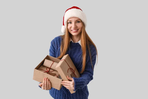 Mujer Joven Sombrero Santa Con Regalos Navidad Sobre Fondo Gris —  Fotos de Stock