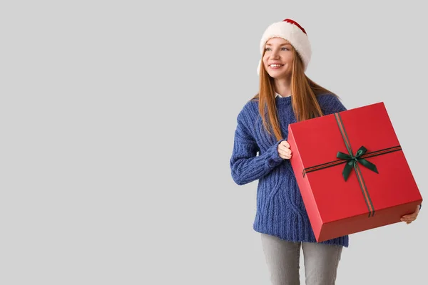 Jonge Vrouw Santa Hoed Met Groot Kerstcadeau Grijze Achtergrond — Stockfoto