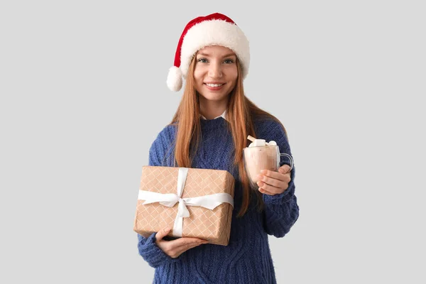 Ung Kvinna Santa Hatt Med Julklapp Och Kopp Kakao Grå — Stockfoto