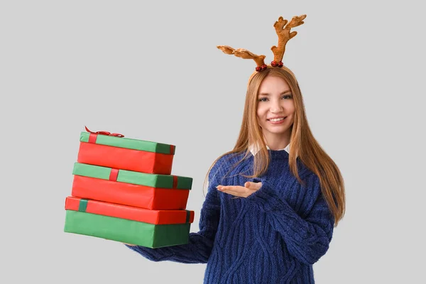 Jonge Vrouw Rendieren Hoorns Met Kerstcadeaus Grijze Achtergrond — Stockfoto