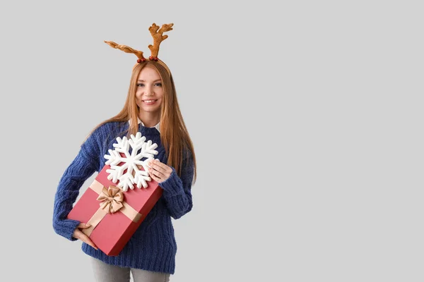 Jonge Vrouw Rendieren Hoorns Met Kerstcadeau Sneeuwvlok Grijze Achtergrond — Stockfoto
