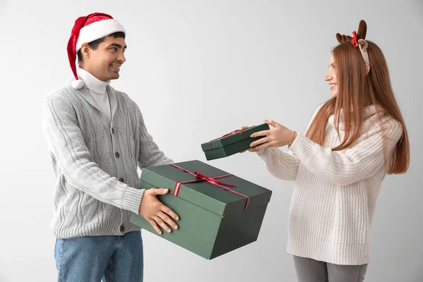 Happy Young Couple Christmas Presents Grey Background — Stock Photo, Image