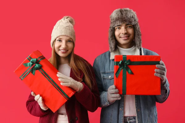 Happy Young Couple Christmas Presents Red Background — Stock Photo, Image