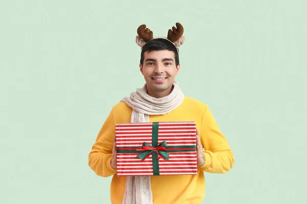 Ευτυχισμένος Νεαρός Άνδρας Κέρατα Ταράνδου Χριστουγεννιάτικο Δώρο Πράσινο Φόντο — Φωτογραφία Αρχείου