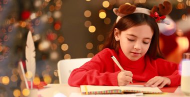 Noel arifesinde Noel Baba 'ya mektup yazan tatlı bir kız.