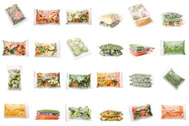 Beyaz arka planda donmuş taze sebzelerle plastik poşet kolajı.