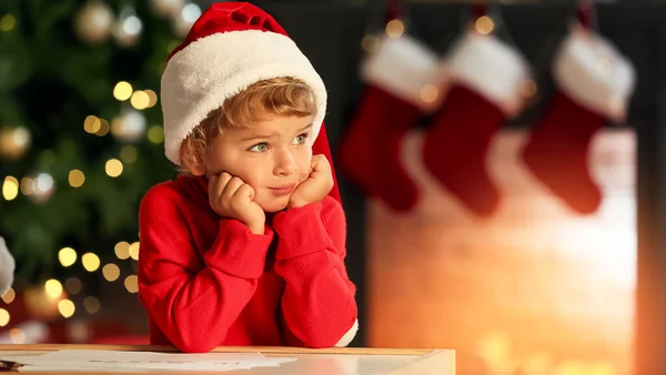 Tankeväckande Litet Barn Skriva Brev Till Santa Hemma Julafton — Stockfoto