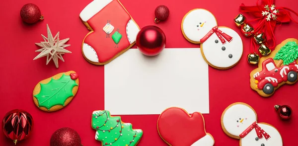 Prázdný Papírový List Vánočními Sušenkami Dekoracemi Červeném Pozadí — Stock fotografie