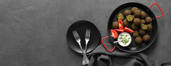 맛있는 이달린 프라이팬 과어두운 배경에 원문을 접시를 프라이팬 — 스톡 사진