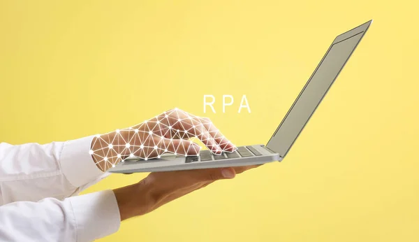 Mannelijke Handen Met Moderne Laptop Gele Achtergrond Concept Van Automatisering — Stockfoto