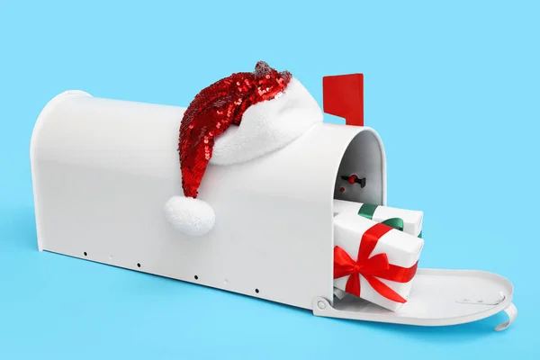 Noel Hediyeli Posta Kutusu Mavi Arka Planda Noel Baba Şapkası — Stok fotoğraf