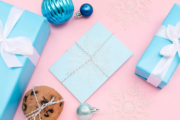 Brief Den Weihnachtsmann Mit Plätzchen Geschenken Und Weihnachtsdekor Auf Rosa — Stockfoto