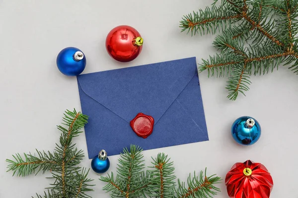 Brief Aan Kerstman Met Kerstballen Sparren Takken Grijze Achtergrond — Stockfoto