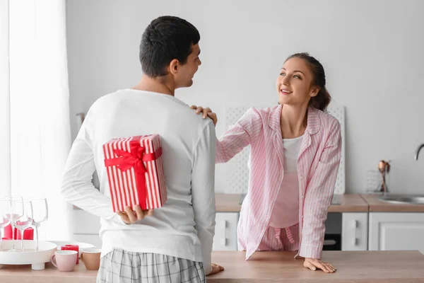Young Man Surprising His Beloved Wife Gift Kitchen Christmas Eve — Stock Photo, Image