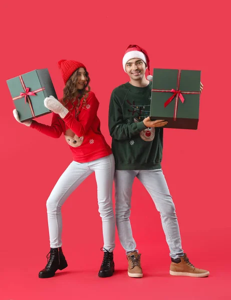 Young Couple Love Christmas Presents Red Background — Stock Photo, Image