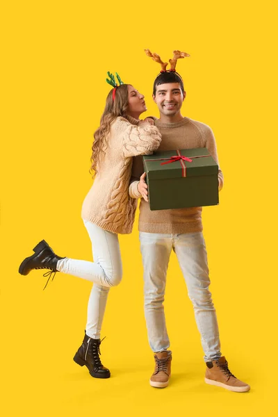 Νεαρό Ζευγάρι Ερωτευμένο Χριστουγεννιάτικο Δώρο Κίτρινο Φόντο — Φωτογραφία Αρχείου