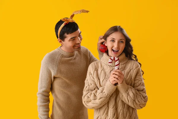 Young Couple Love Christmas Decor Yellow Background — Stock Photo, Image
