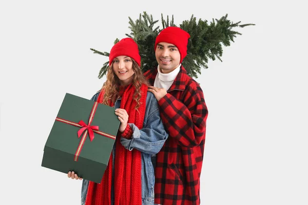 Jeune Couple Amoureux Sapin Noël Cadeau Sur Fond Gris — Photo