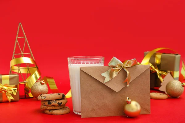 Brief Den Weihnachtsmann Mit Glas Milch Plätzchen Geschenken Und Weihnachtsdekor — Stockfoto