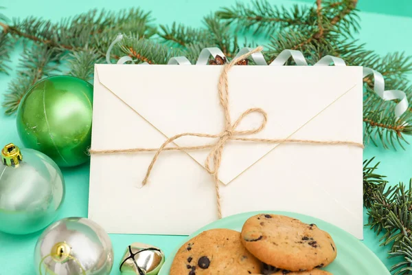 色の背景にクッキー クリスマスボールとモミの枝とサンタへの手紙 — ストック写真