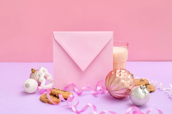 Письмо Санте Стаканом Молока Печенья Рождественского Декора Цветном Фоне — стоковое фото