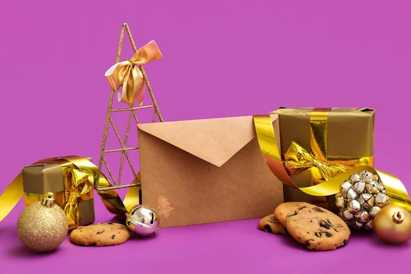 Brief Aan Kerstman Met Koekjes Cadeautjes Kerstdecor Violette Achtergrond — Stockfoto
