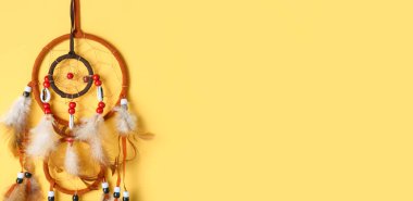 Sarı arkaplanda güzel düş kapanları ve metin için boşluk