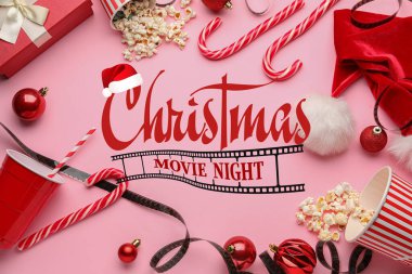 Patlamış mısır ve pembe arka planda Noel dekoru olan pankart. Noel kutlaması