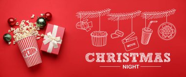Patlamış mısırlı pankart, Noel topları ve kırmızı arka planda hediye. Noel kutlaması