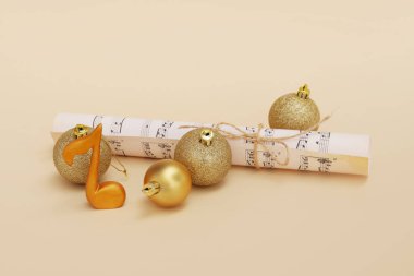 Bej arka planda noel topları ve çarşafları olan not levhası